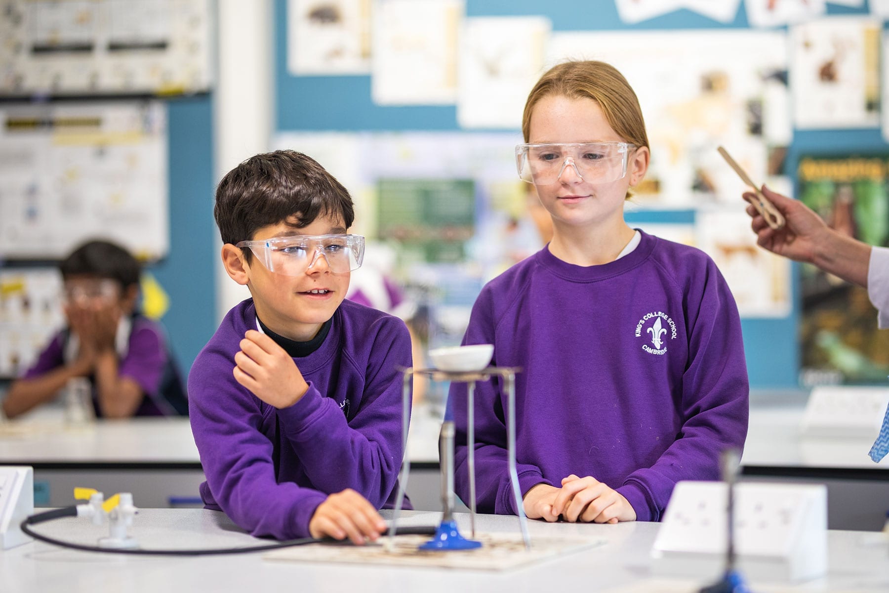 curriculum-1 Pupils in science class